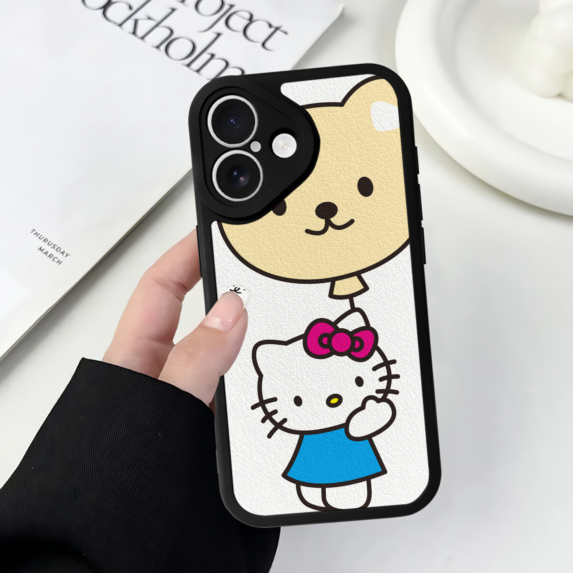 （画像用） Hello Kitty ハローキティ 【iPhone 16シリーズ対応】シリコンスマホケース（レザー調） 材質：シリコン
